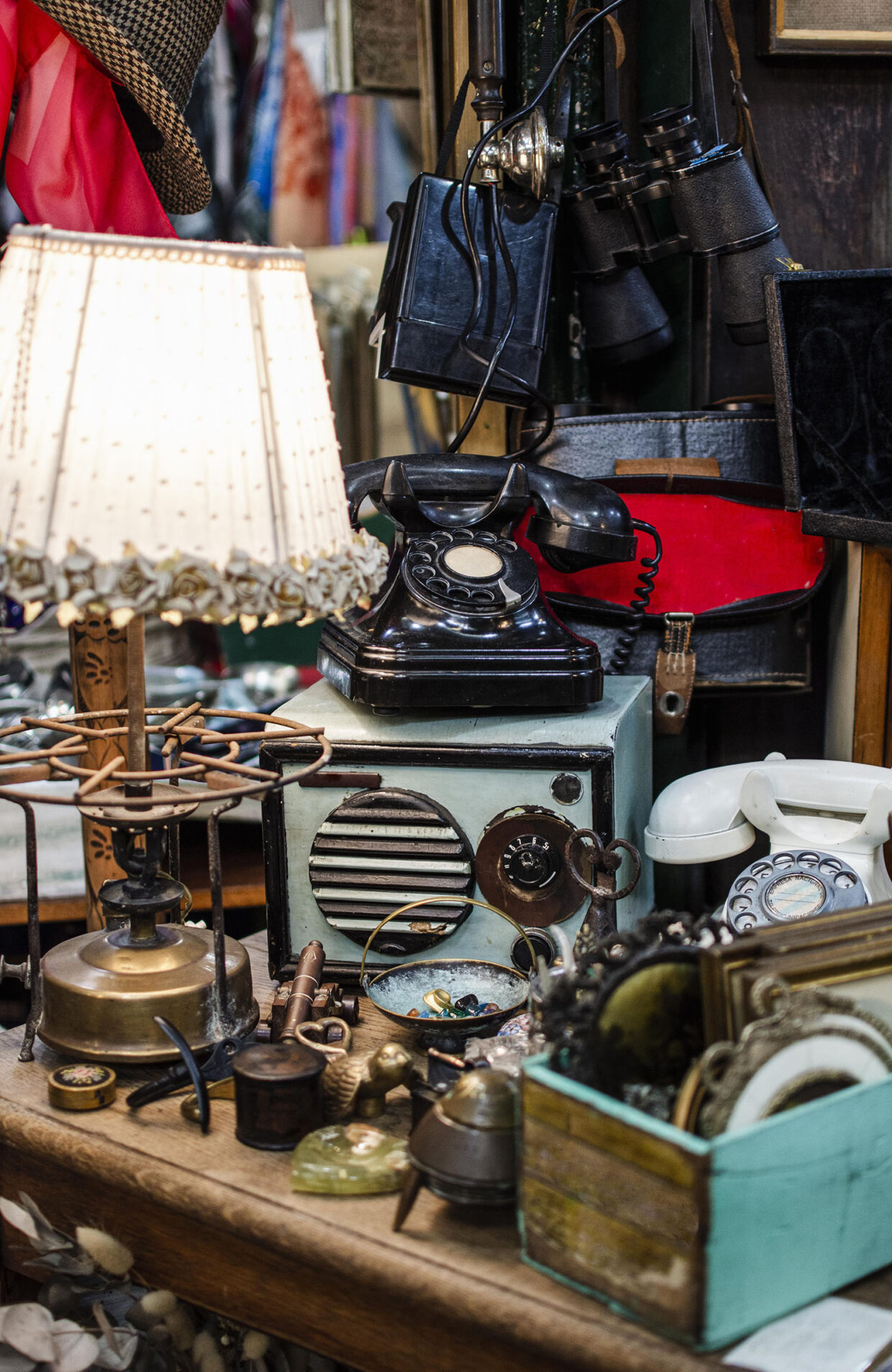 antiques-market-objects-arrangement